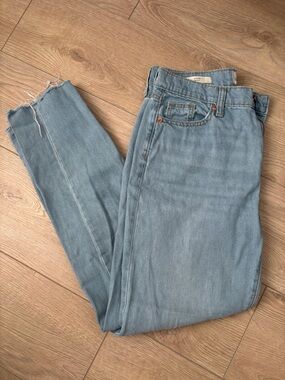 Universal Thread Distressed Boyfriend Jeans Light Wash Raw Hem Size 4/27 Regular